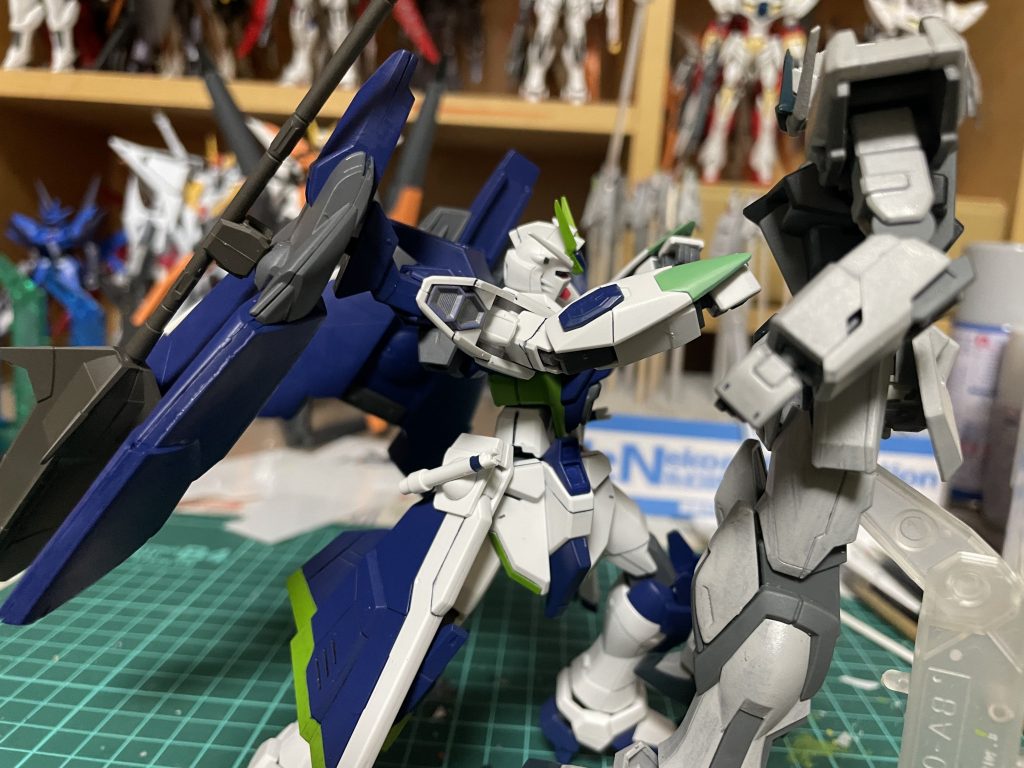 前に作ったYuNi専用フリーダムは射撃型だったので今回は近接型で作りました。両腕には近接武装として爪があり、レールガンについてるビームサーベルと、この写真では見ずらいけどリアスカートにもビームサーベルがあります