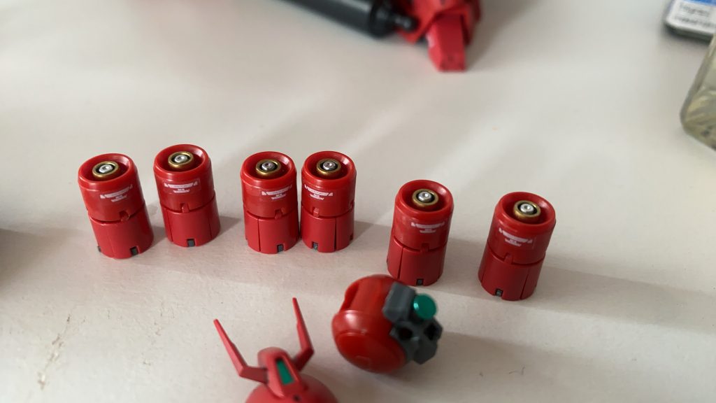 あれから2年楽しい時間はこの子から始まったのです。ありがとう。中古屋で3000円で買って、飾る気もなくただゴミになるのが嫌でヤフオク出品。12000円になって歓喜した記憶は忘れません。みなさま良いガンプラライフを。