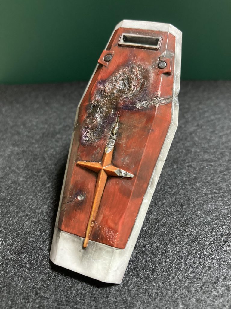 シールド。妄想ですけど、攻撃は基本回避して、どうにもならないのだけは盾で受け流す感じ。そう易々と壊れない頑強さ、そんな作りだから高コスト、高コストだし使えるだけ使うってことでこの状態のシールド持ってるってこじつけ。