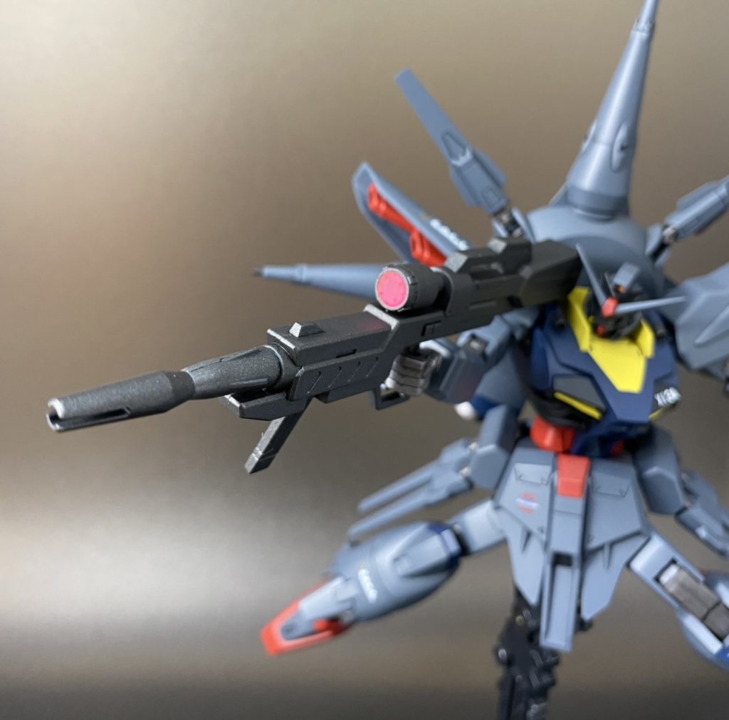 特徴的なユーディキウムビームライフルはジャンクキットからバレルを移植し、センサー部分はビルダーズパーツを使用しました。