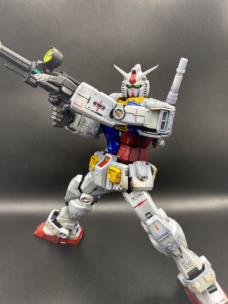 プロポーションやディテールは文句無しなので、全くの無加工です。フレームを組み上げ、トラスを巡らせて外装を被せていく工程は、本当にロボットを作り上げているような錯覚を味わえ、過去1の感動を覚えました。可動域も素晴らしいのですが、中身ギッシリで重すぎてヘタる、アクションベースが使えない、とポージングには難があります。