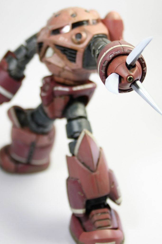 爪は研ぎました。ビーム砲？もゴールドで塗装。