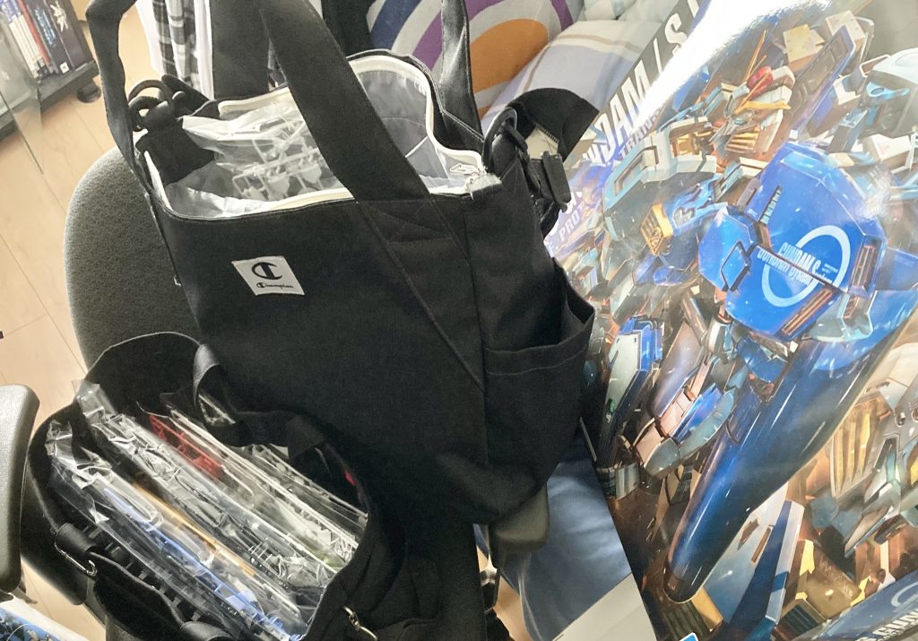 756個ものパーツ数・ランナー49枚分を誇るMGシリーズ最強の大ボス『Ex-S/Sガンダム』を現地で作製する為、配送代を節約するのに自分と一緒に空輸することにしました。しかしあの大箱のままでは飛行機のコンテナ内で潰れてしまうかもしれないし、造った後も荷物にもなる。そこで中身のランナーだけ他のHGの箱に入れて緩衝材で保護して手荷物預けたり、持込み数制限がある機内持ち込みしたりと、それはまぁ事前準備が大変でした。まさに『ケンプファー建造方式』です。