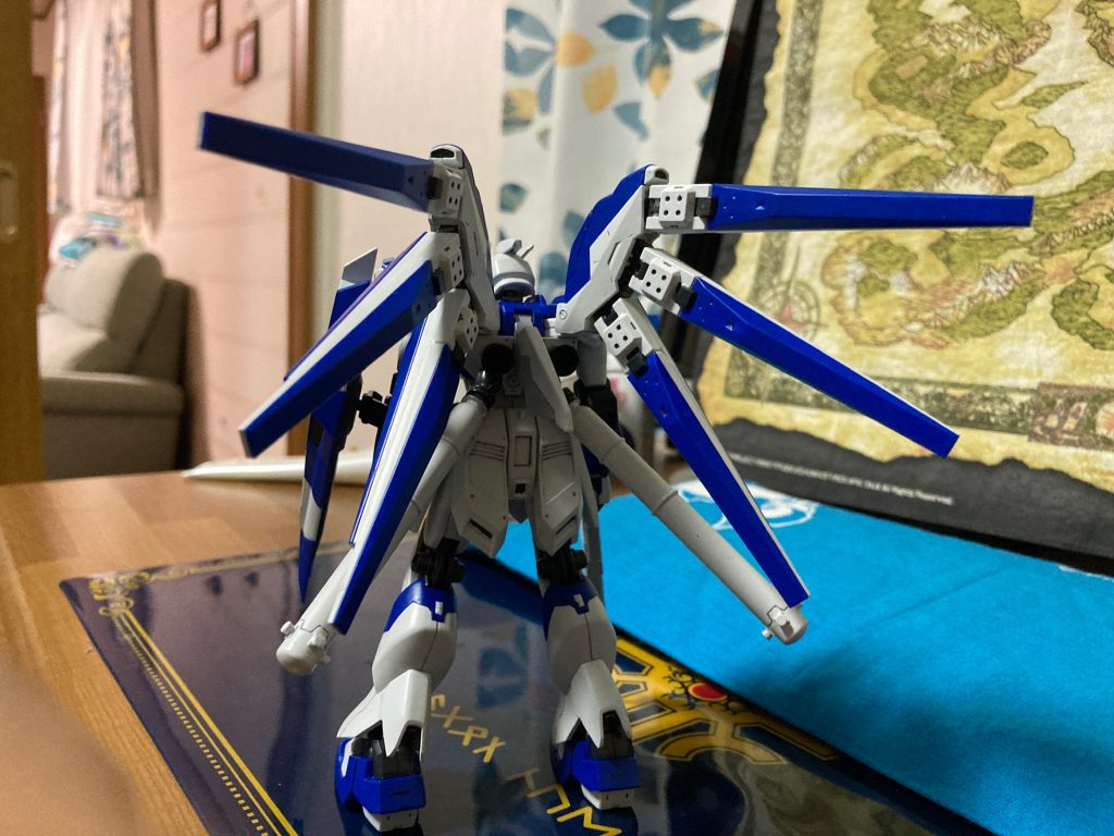 Hi-νガンダム作るにあたり、極力省力して諦めずに完成まで漕ぎ着けるのを目標としました。とは言え塗装だけはしたかったので、楽に塗装出来る方法を考えたのが、クレオスのガンダムカラーを使うという選択肢でした。へぇ〜、今は既に調色済みのガンダムカラーなんてあるのか。便利な世の中だわと思いながらMSブルーやMSホワイトなら近いニュアンスで仕上がるだろうとプラモと一緒に購入。筆塗りは10代の頃もやってたし、これで万事OK!この時はそう思ってました…