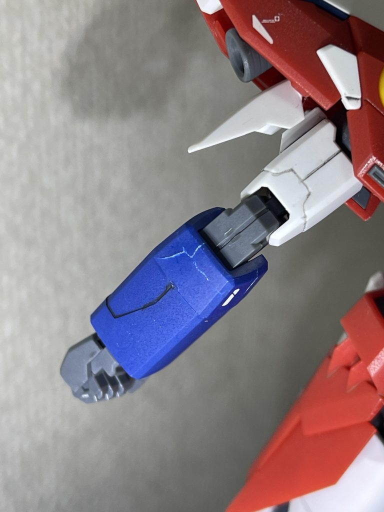 トップコート吹いた後にデカール貼ってないことに気づきました。何を考えたのかエナメル溶剤でトップコート剥がそうと試み、見事ヒビが入りました。