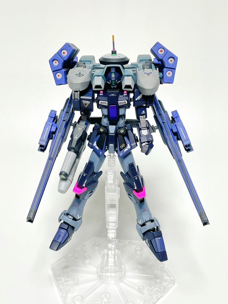 正面図。情報収集のみならず、ミサイルポッドやロングライフル等の固定武装により収集した情報を基に相手フォースへの長距離攻撃の役割も担う。