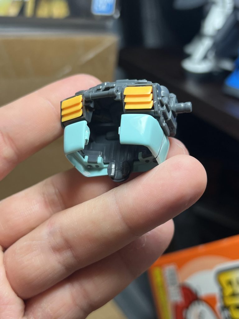 前回作ったグフ、ザクIIとは違い繊細なパーツ分けといった印象を受けました。