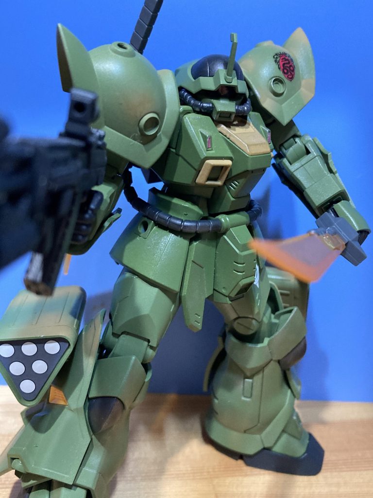 構えて〜足のミサイルポッドは弾頭部分をディテールUPでもして立体的にしようかとも思いましたがやめてシールで妥協しちゃいました(￣∀￣)