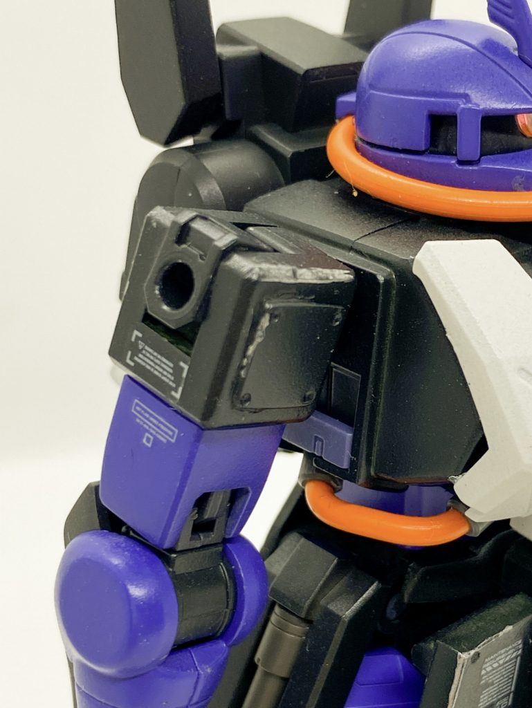 最後まで右肩をどうしようと悩んでたんですが、最終的に穴でいいかなって、要するにウェポンラックなんだ、分かるよね？ ということでそのままにしました。