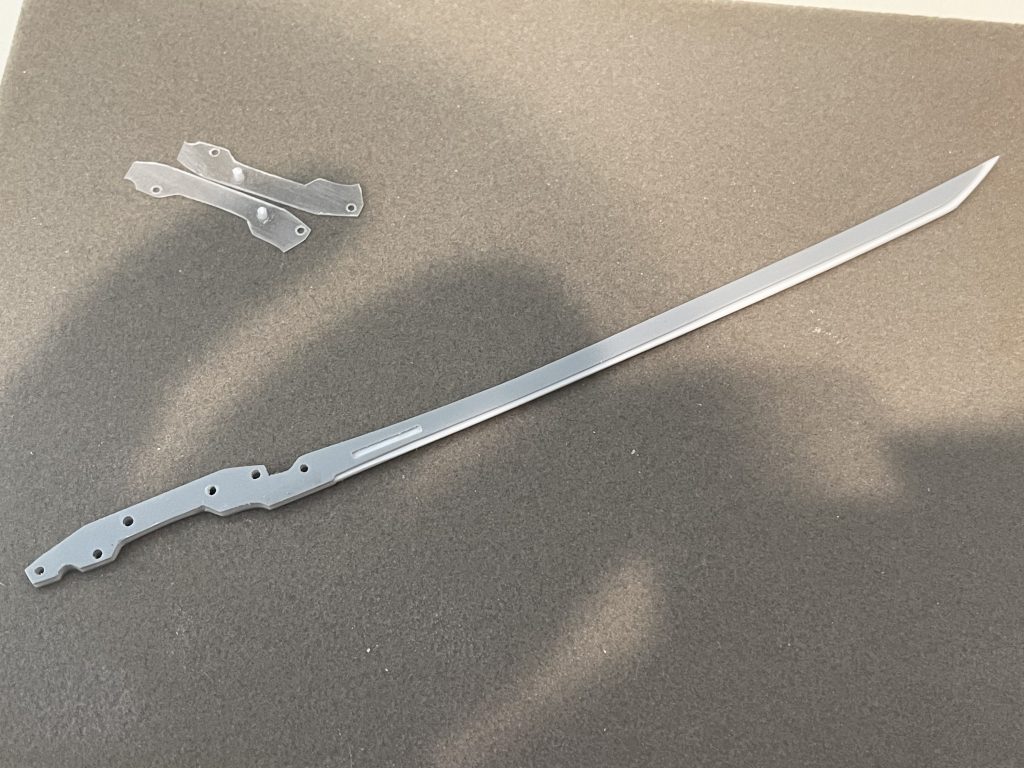 刀に関してはブレード部と持ち手部で別パーツにすることで塗り分けをしやすくしつつ、ブレードと持ち手は異素材である事を表現できるようにしてみました。