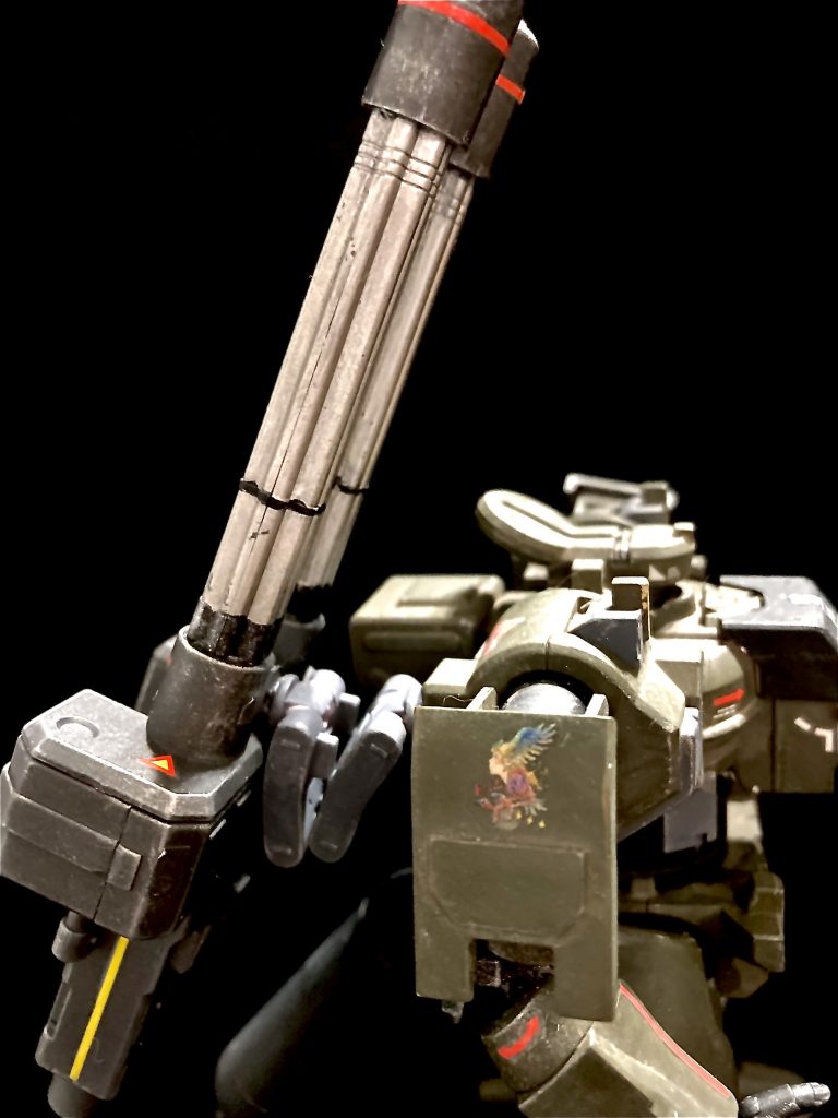 盾のアームを使い、背中に穴を空けて接着してます。上下にスイングしますが、左右には動きません