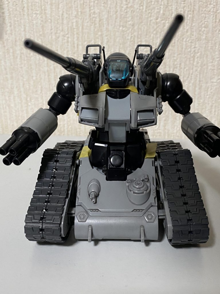 制作時の写真はあまり撮らないのですが、ミキシングのバランスを確認するために仮組みした際のものです。RX-75がエコプラなので、黒いパーツが=RX-75になります。この時点ではキット純正のスモークディスチャージャーが付いてますね。