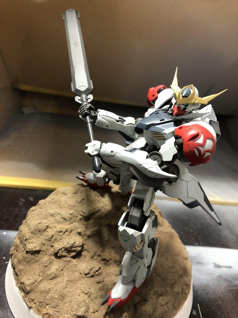 手元に火星味のある台座があったので、乗せてポージングさせてみました。やっぱりバルバトスは荒野が似合うなぁ。