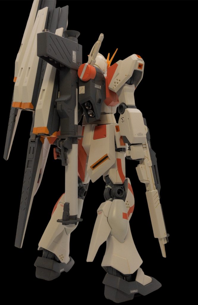 EGにはHGUC版νのフィンファンネル&ニューバズーカが装着出来るので、思い切ってこちらも製作ただ、装着後の重さにヒザ関節はいつか耐えられなくなりそうな構造ではありました。ヒザカックン