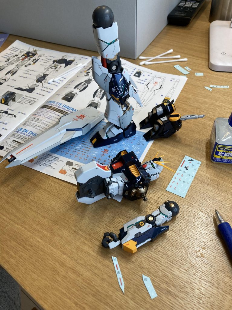 水転写デカールは他社製の蛍光タイプを使っています。