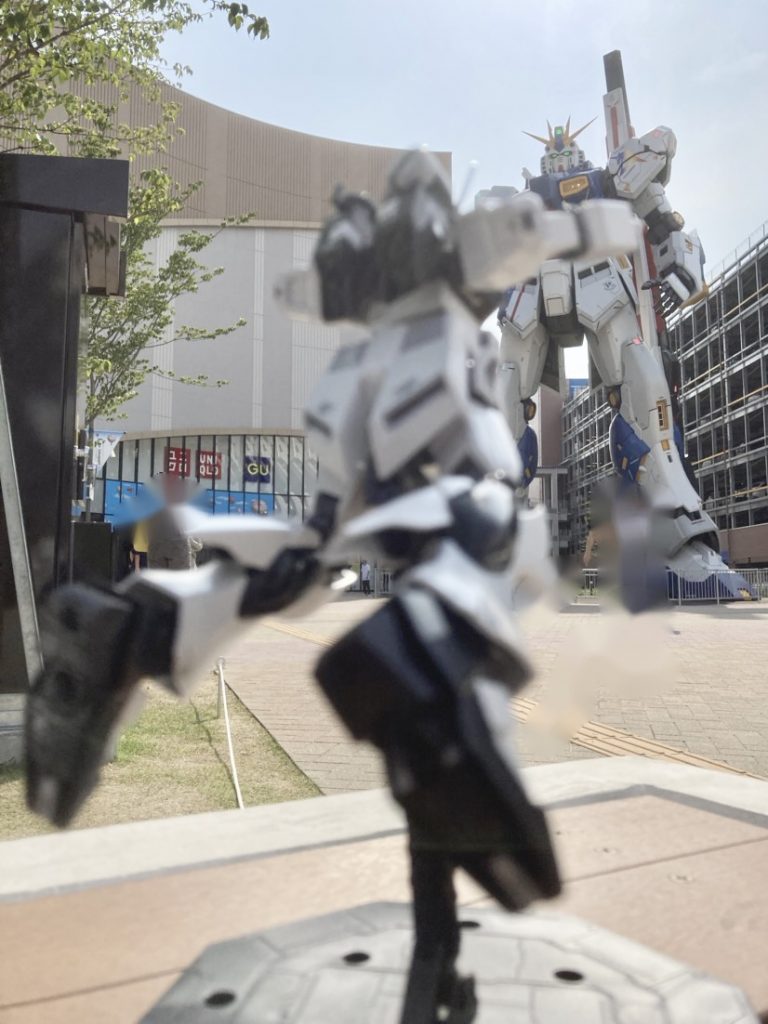 『たかがガンダムひとつ、ガンダムで押し出してやる!』『νガンダムは伊達じゃないッ!!』