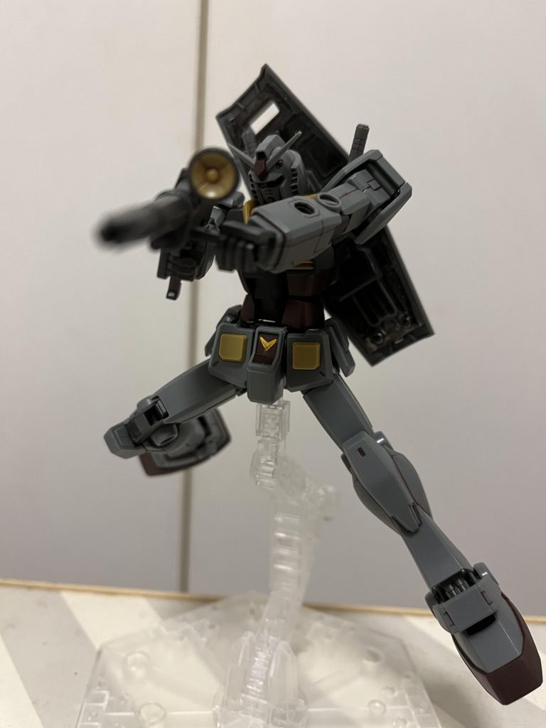 初代のリバイブ版のHGUCは初めて組んだので、肩周りの可動範囲に驚きましたw両手持ちもかなりスムーズでビックリです。