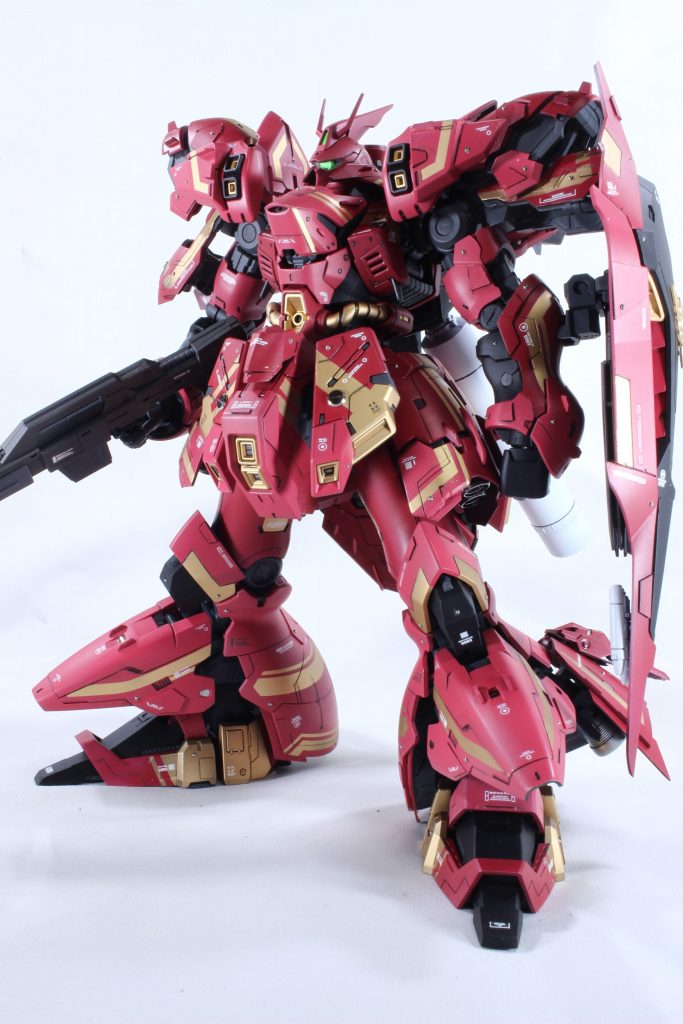 RGということもありディテールは豊富。プラ板スペースも少なかったのでスジボリで情報量を稼ぎました。カラーは自作レッドとクレオスのあずき色、同ただのゴールドと黒サフにて構成しています。つま先と甲はシナンジュに倣い黒に置換。