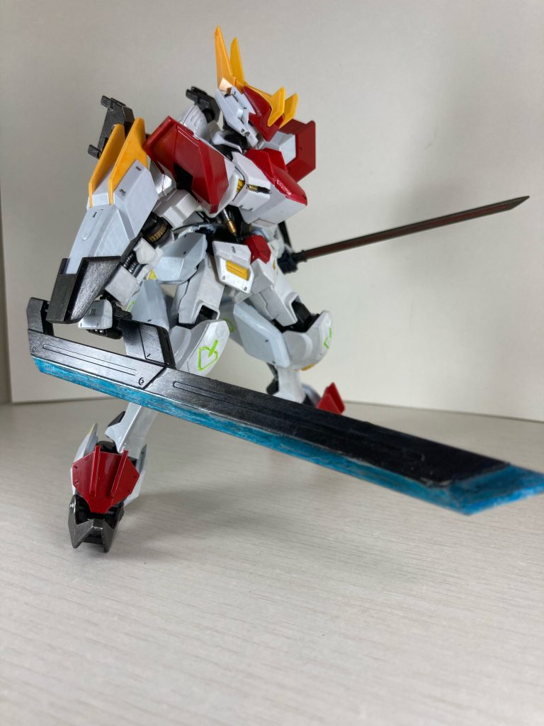 携行機関銃を腕部機関砲に変更したことで二刀流が可能に。