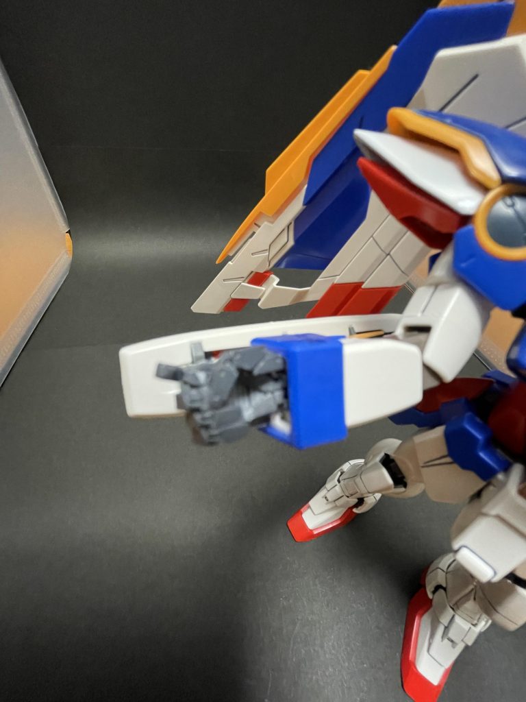 旧MG、古いタイプの1/100あるあるの代表とも言える武器が保持できなくなってしまう可動指は私もトラウマになってます子どもはブンドドして遊ぶので右手は固定指に改造し、バスターライフルを保持できるようにしました