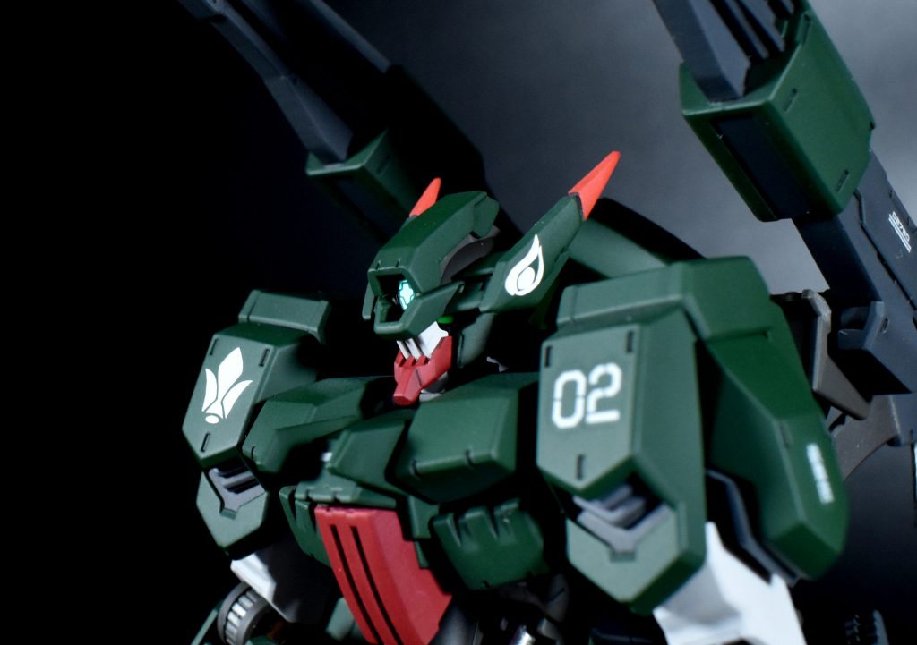 アンテナは短くならないように先端にプラ板を接着したあとシャープ化を行いました。肩の鉄華団エンブレムとアンテナのアイペイントは自作したカッティングステッカーを使用しています。