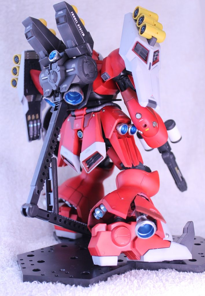 クェスはニュータイプ能力は高くとも戦闘は素人であることから，後方からファンネルを使って攻撃するのが主な役割だろうと考え，バックパックにファンネルシステムを追加してみました。これは実家で眠っていた旧キットのＦ９０のオプションパーツを切り貼りして制作しました。