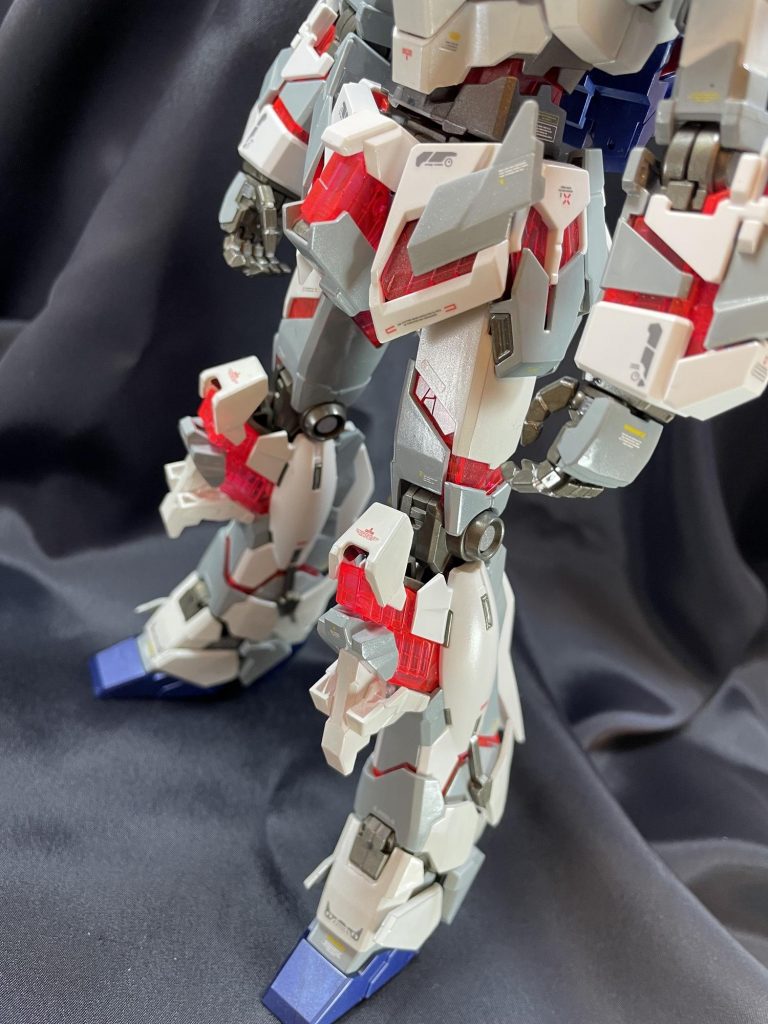 腰部~脚部。MGユニコーンは足が長すぎると聞いていましたが、本当に長い。