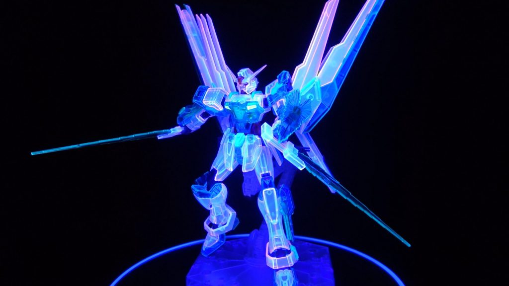 ビームサーベルの縁も蛍光塗料で光るようにしてます。