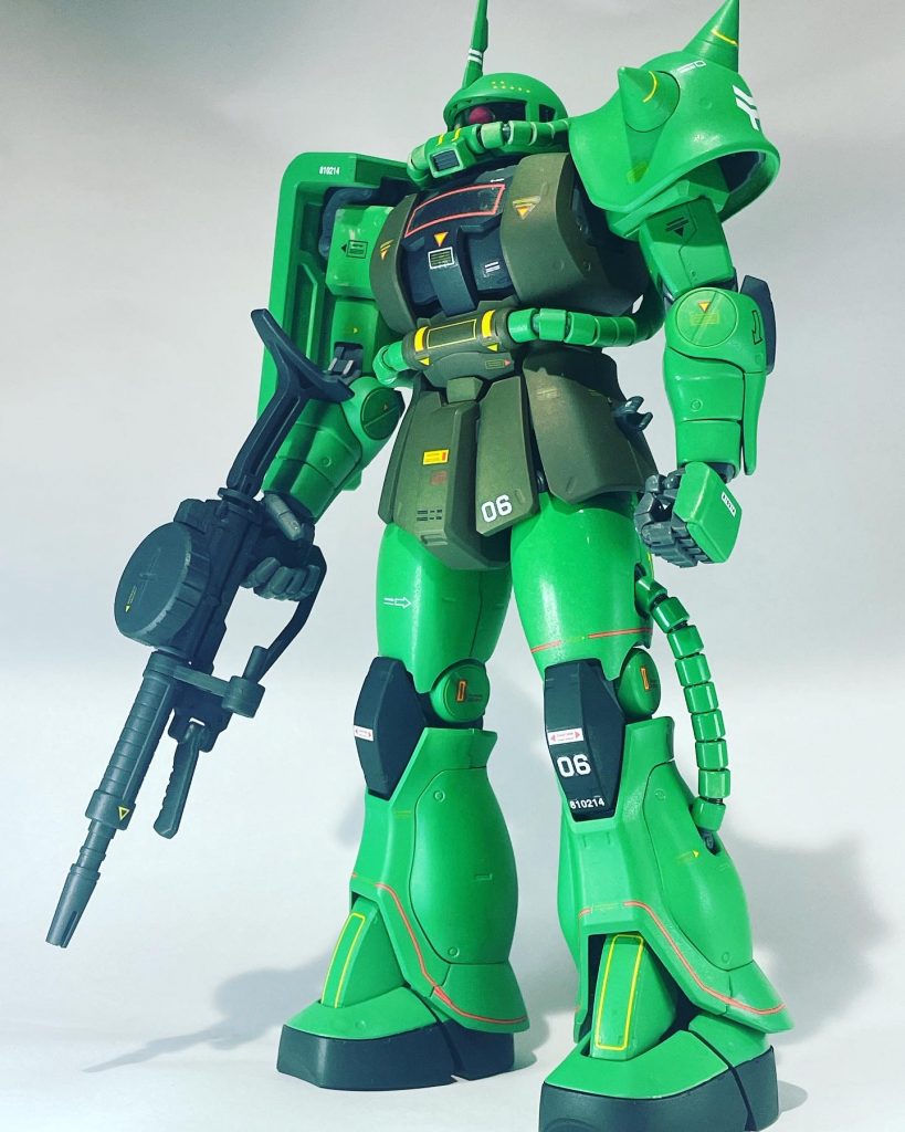 MGザクⅡ 2.0をリアルタイプカラーに全塗装。13年前に発売したガンダムデカールを使用したのですがデザインがVer.kみたいなデカールとは違ったデザインでこれはこれでカッコいいかなと。黄色ラインが強調されているのが当時の流行感じますね。