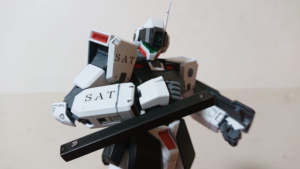 腕、肩、シールドにSATのマーキングと文字が入ってます。
