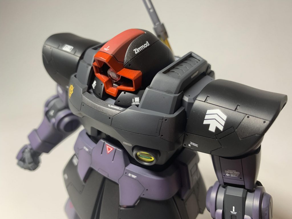 顔と肩部分を中心に工作しました。顔と頭頂部はスジボリにて分割の上、メタル調と艶消しでの塗り分けがチャームポイントです。肩は放熱フィンのイメージで工作。