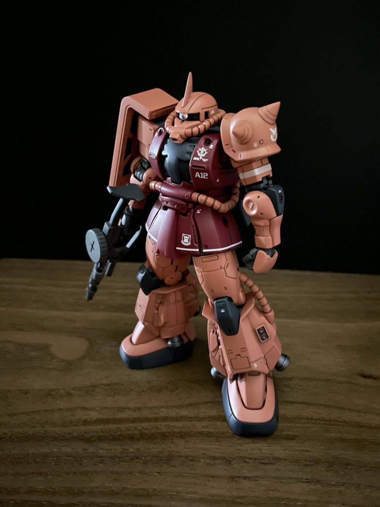 腕の白いラインはデカールが無かったので、シャアザクキット付属のシールを使用しました。オリジン版のザクはマシンガンが持ちにくい気がします。自分の持たせ方の問題でしょうか。