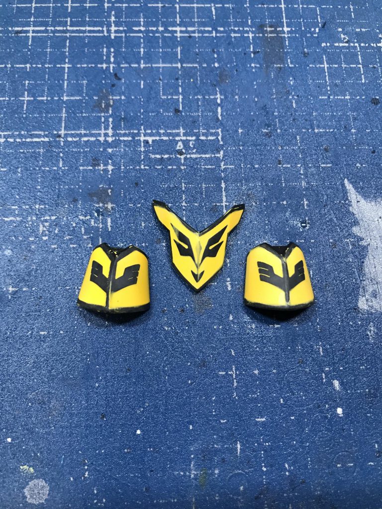 ナラティブバージョンの特徴であるエングレービングはパテで埋めて潰しました。