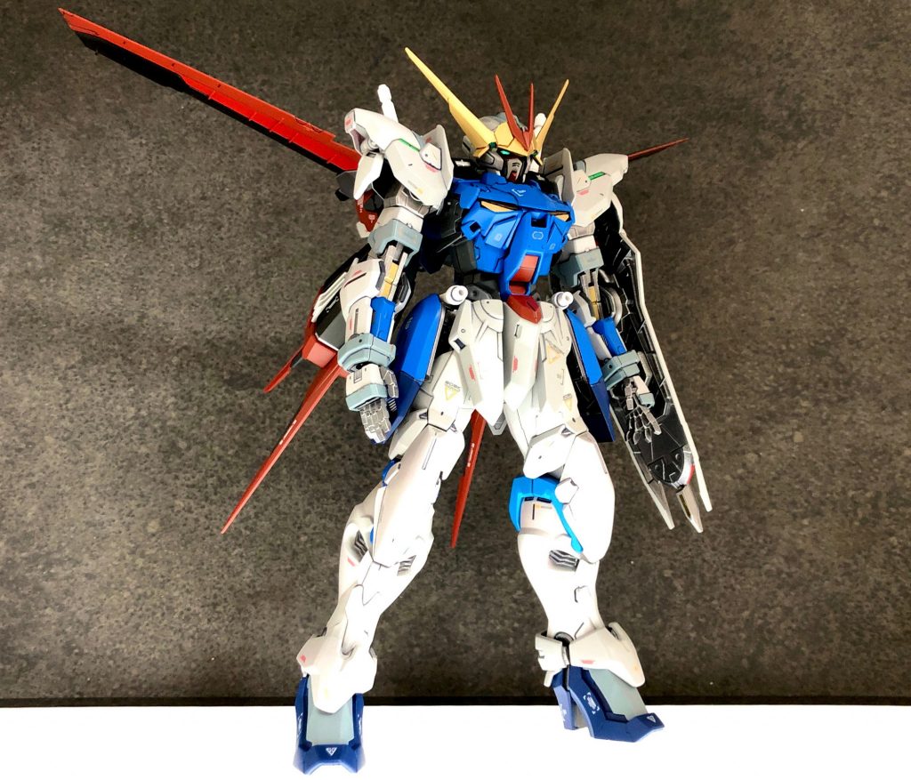 frontそもそもアウトフレームとは、テスタメントガンダム の予備パーツをロウ・ギュールが組み立て、作業用MSとしてジャンク屋組合の規約に併せて仕様変更した機体です。背部はストライクと同規格のストライカーパック用のプラグを持つため、今までに開発されているストライカーパックは一通り装備することが可能になっているほか、マルチパックにより、インパルスのシルエットシステムやザクのウィザードシステムにも対応してできるかなりマルチな機体です。