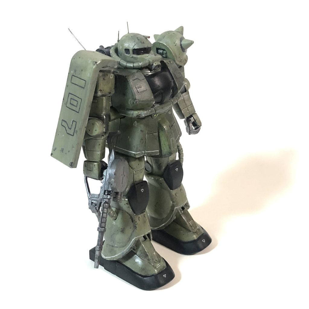 ななめ｢ブラウンの小隊は左翼！ハウンズマンの隊は右翼へ展開しろ！｣｢ナウマン、モーデル行くぞ！連邦軍のMS。あの黒い三連星や赤い彗星も歯がたたなかった白いヤツ出てくるかな｣