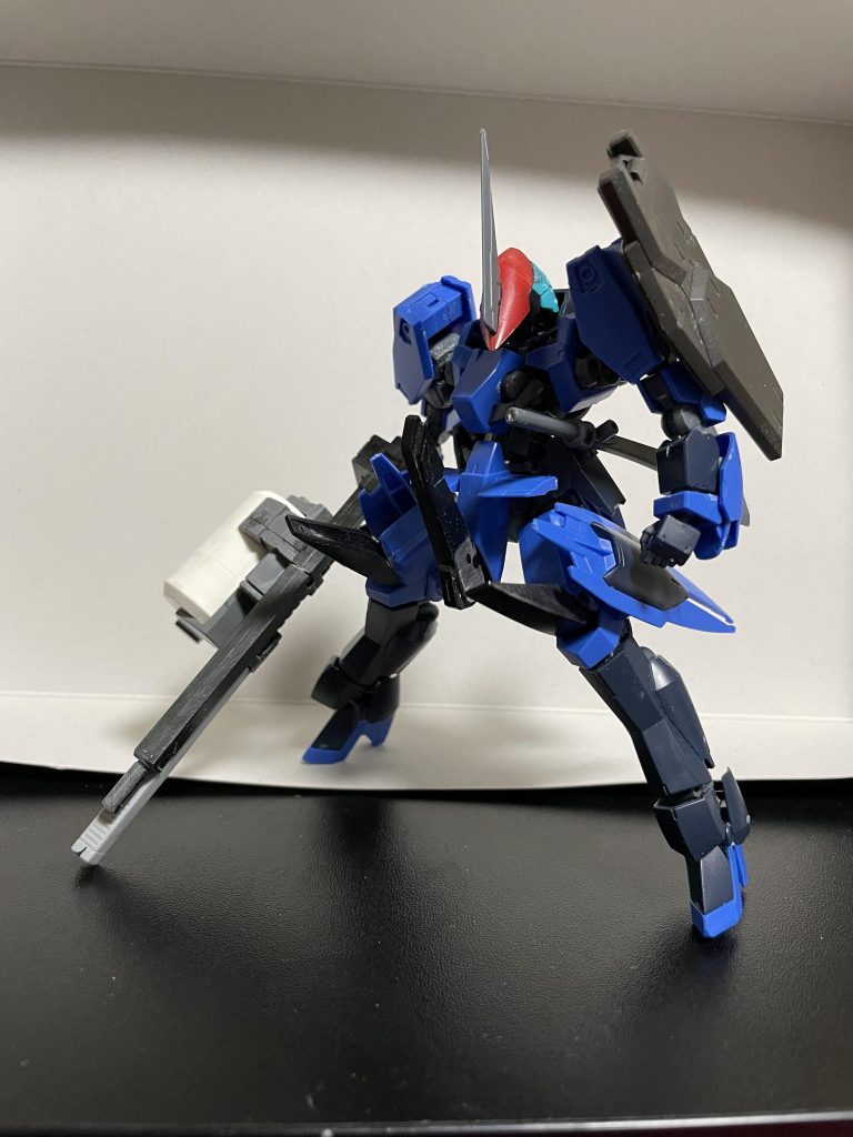 頭はグレイズリッターの物をベースにHGシナンジュのサイドアーマーの真ん中をカットして使用しています。肩アーマーは元の肩を縦にして接続部に接着しています。左肩はランナーを刺してグレイズシールドを装備できるようにしています。肩上部のバーニアはキャバルリーの余剰パーツを加工して使いました。腰、、膝アーマーはトライオンドライの余剰パーツを加工して接着。加工中の写真は無いのですがバックパックはグレイズのものにランナーを刺してグレイズのバックパックを接続しています。ライフルはグリオンリベイクの物をベースに上のスコープを切り取って銃身下にイオク機のレールガンの砲身を加工して接着。白い弾倉パーツはMGガンダム5号機の物を加工して接着しています。あとは全体的に面だしとヤスリで消えたモールドをエバーグリーンのプラ版で復活させてます