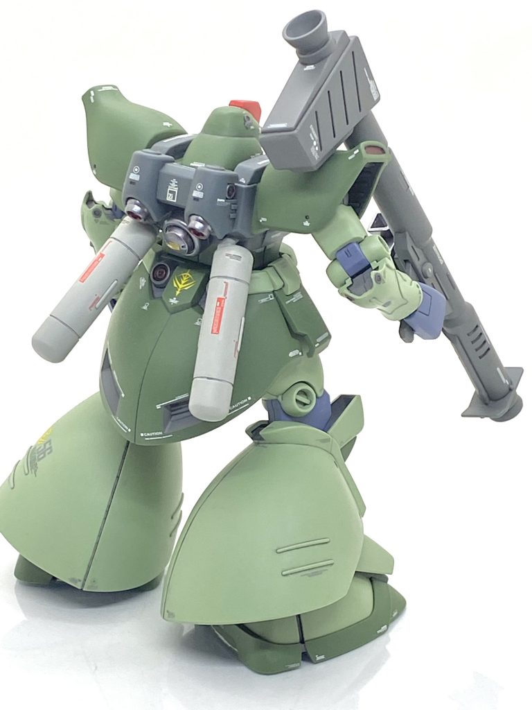 やはりドム系にはバズーカ砲を良く似合い、重量感が出ます。機体ナンバーや部隊章も設定に準じて一応、劇中に出たリック・ドムIIを意識しています。