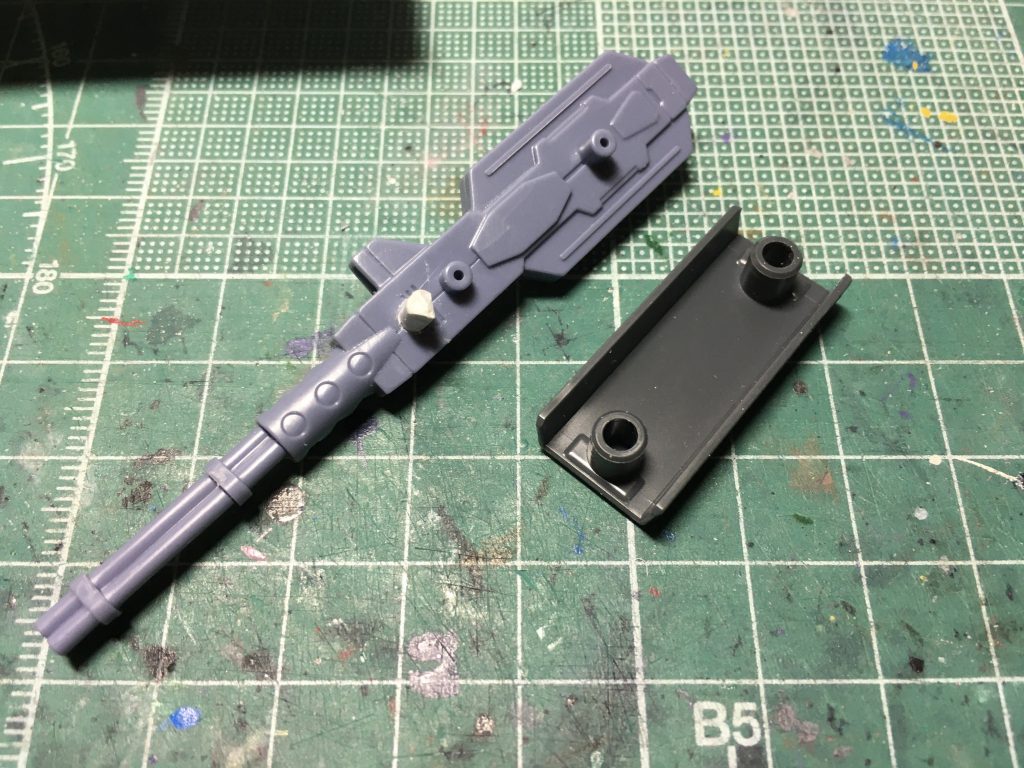 　バルカン内装防盾システムの足りない装甲はHGBCボールデンアームアームズ付属の装甲板を使用。便利です。軸穴のストロークが合わないので、ランナーを切って接続部を作りました。前方に残っている元の軸はどうせ装甲板を付ければ見えないので、そのまま残しています。