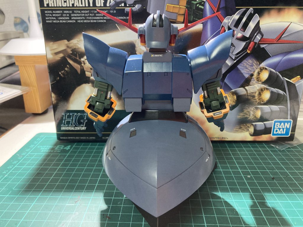 後ろ姿。黒鉄色の塗分けと申し訳程度のデカールでさりげないディテールアップ。腕に覚えのあるモデラーの皆様はスジ彫りの追加や効果的なデカール使いでスカート部が見違えるような高密度ディティールに変身させるところなのですが、その辺のセンスがあまり良く無い私はジオングのデザインバランスが崩壊する未来しか想像できず、今はこれが精いっぱいといったところです。