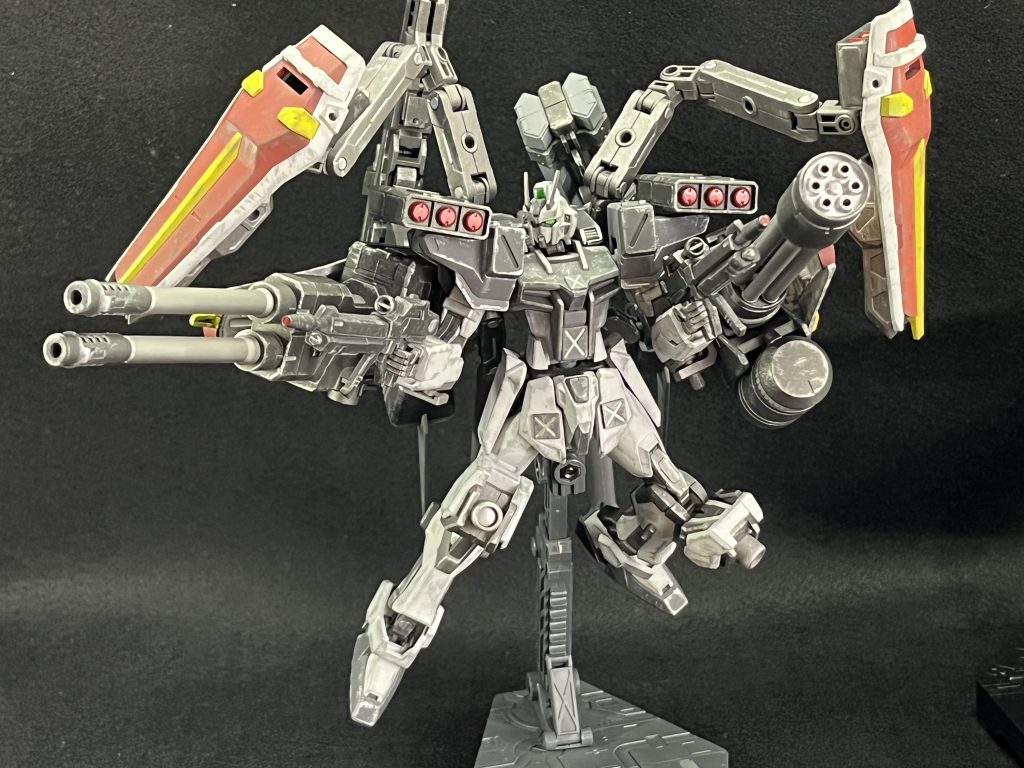 ストライクと言えば、やっておきたいSEED撃ち。武装の都合上、腕を伸ばすことは出来なかったので雰囲気だけでも。とにかく火器を積みに積みました。おかげで、近接兵装を積み忘れ。敵が接近してきたら、全力で逃げるか、覚悟を決めるか、両腕の大型武器を叩きつけましょう。