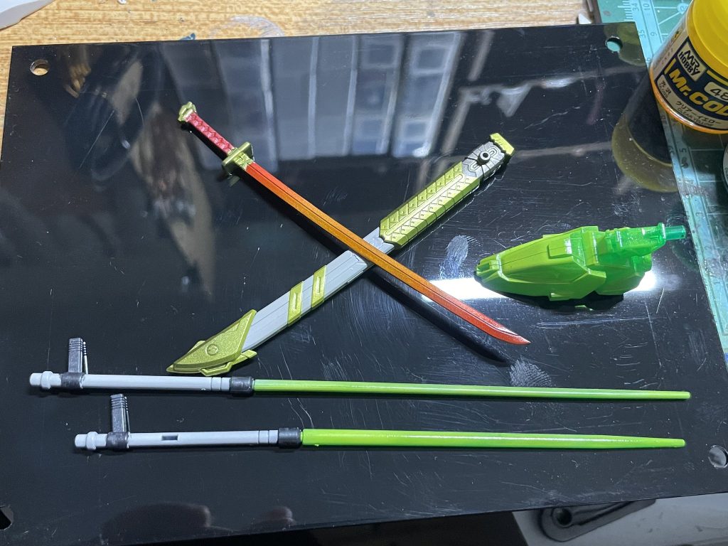 武装はアストレイのガーベラストレートを使用した以外はキットのもののみトンファーのサーベル部分、足はガイアの蛍光イエロー、刀の刀身には薄くガイアの蛍光ホワイトを塗ってあるので光ります