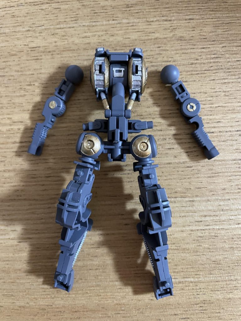 メカサフに内部を水性塗料で筆塗り