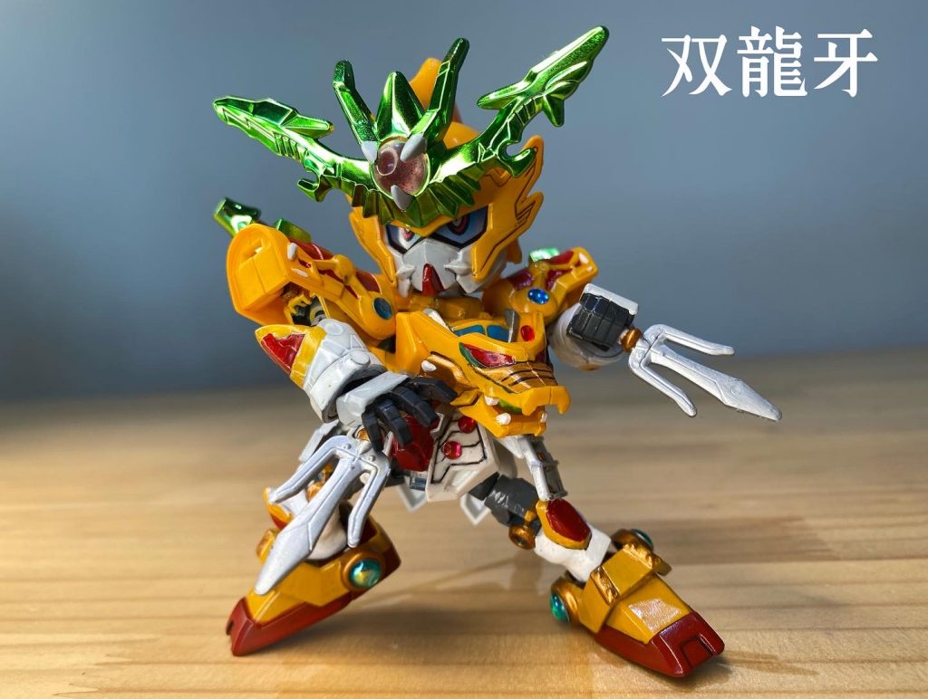 肩にマウントできる双龍牙。旋風棍とあわせて旋風龍牙戟へのパワーアップしても可能。