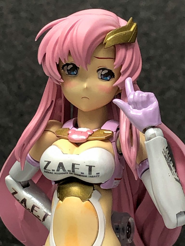 瞳はキット付属のデカールを使用して、上からクリアレジンでコートしています。写真では伝わり辛いのが難点ではありますが。個人的に、笑顔よりこっちの照れ顔のほうが凄い好みなんです。