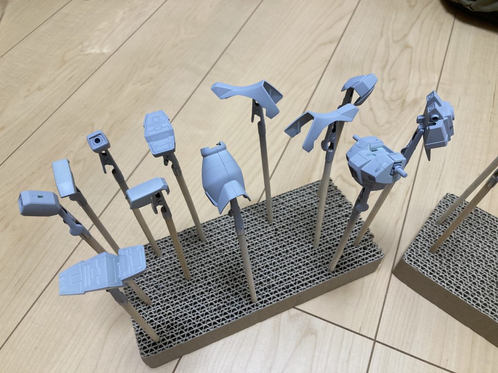 •Mr.hobby Mr.サーフェイサー1200（グレータイプ）サフ→乾燥（サフ吹き）初めてサフ吹いたけど、やっべぇ。これだけでカッコいい。塗装ブースないからベランダにAmazonの段ボールブースで塗装。まぁ吹き返しが酷かった。