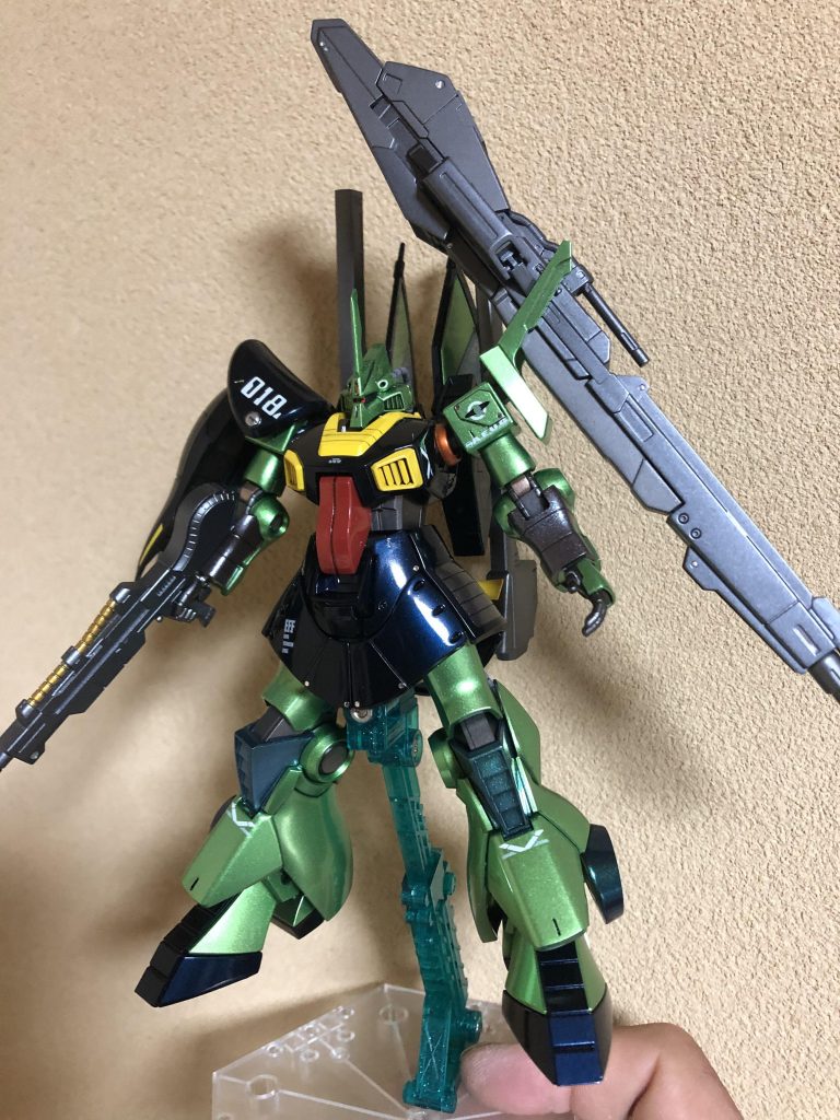 この写真の色、見え方が1番実物に近いです。所々見えるシルバーメッキのシールはHIQパーツ製左肩のハイメガランチャーは引っかかってるだけです。