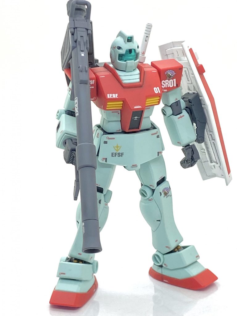 デカールは設定通りに彼のパーソナルマークであります「鎌を持ったジャック・オー・ランタン」と彼の所属するZガンダムにも出てきましたヘンケンが艦長をしてますサラミスの改装艦フジ級スルガのアルファベットのSRを貼りますとかなりそれっぽくなりました。古いキットなので合わせ目は頭、腕、足全般に出てきますが明るい色合いだとまず白化しないので綺麗に消す事が出来ます。当初は汚し塗装するか？と思いましたがそのままにしました。