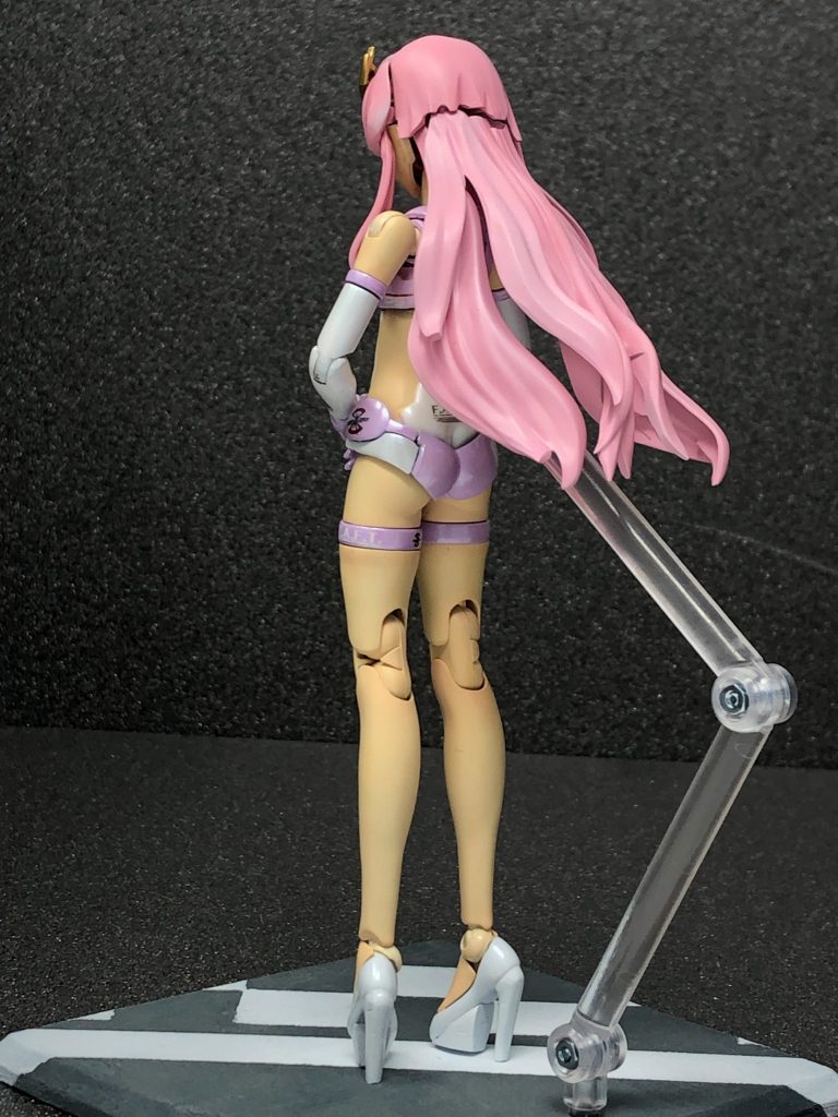 肌色塗装には、クレオスのラスキウスシリーズ使用しています。初めて使いましたが、中々自然な肌色感が出せたかと。またRQ感を出すために、靴は元々のキットからパテ盛りしてピンヒールっぽく加工してみました。