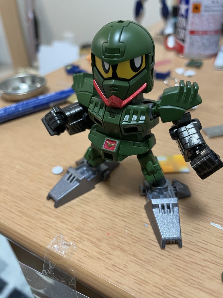 軽装状態はタミヤの缶スプレーAS-23 ライトグリーン最初に外装をオリーブグリーンで塗った際に若かりし日にみたコマンドガンダムとはイメージと違うなと思い買い足したらこっちを塗ったら正解な感触がしました。