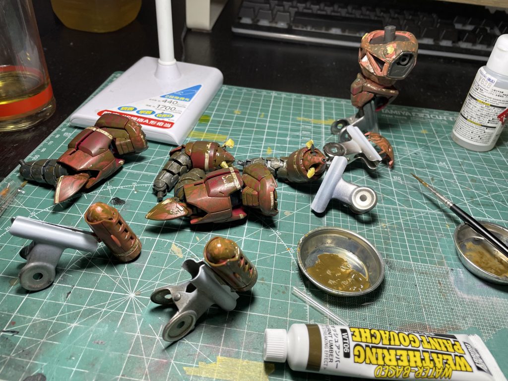 ウェザリングペイントは水で洗えるので気軽に使えるアイテム。汚していて楽しい。